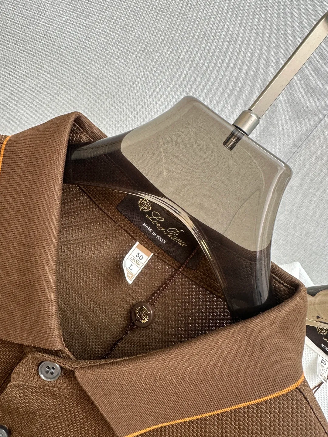 Available at the official New Arrival counter at the same time, men's lapel short-sleeved POLO shirts, Premium mainline Series, imported piqué mercerized cotton fabric, with first-class texture, excellent skin-friendliness, silky and delicate touch, fashionable three-button placket design, small lapels, fashionable and age-reducing, and the upper body is full of Italian accent, full of style. Sizes: M—3XL